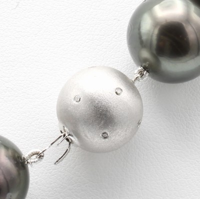 27146842b - Tahitizuchtperlcollier mit Schmuckschließe, Kugelschl. WG 585/000, z.T. matt. bes. m. ...