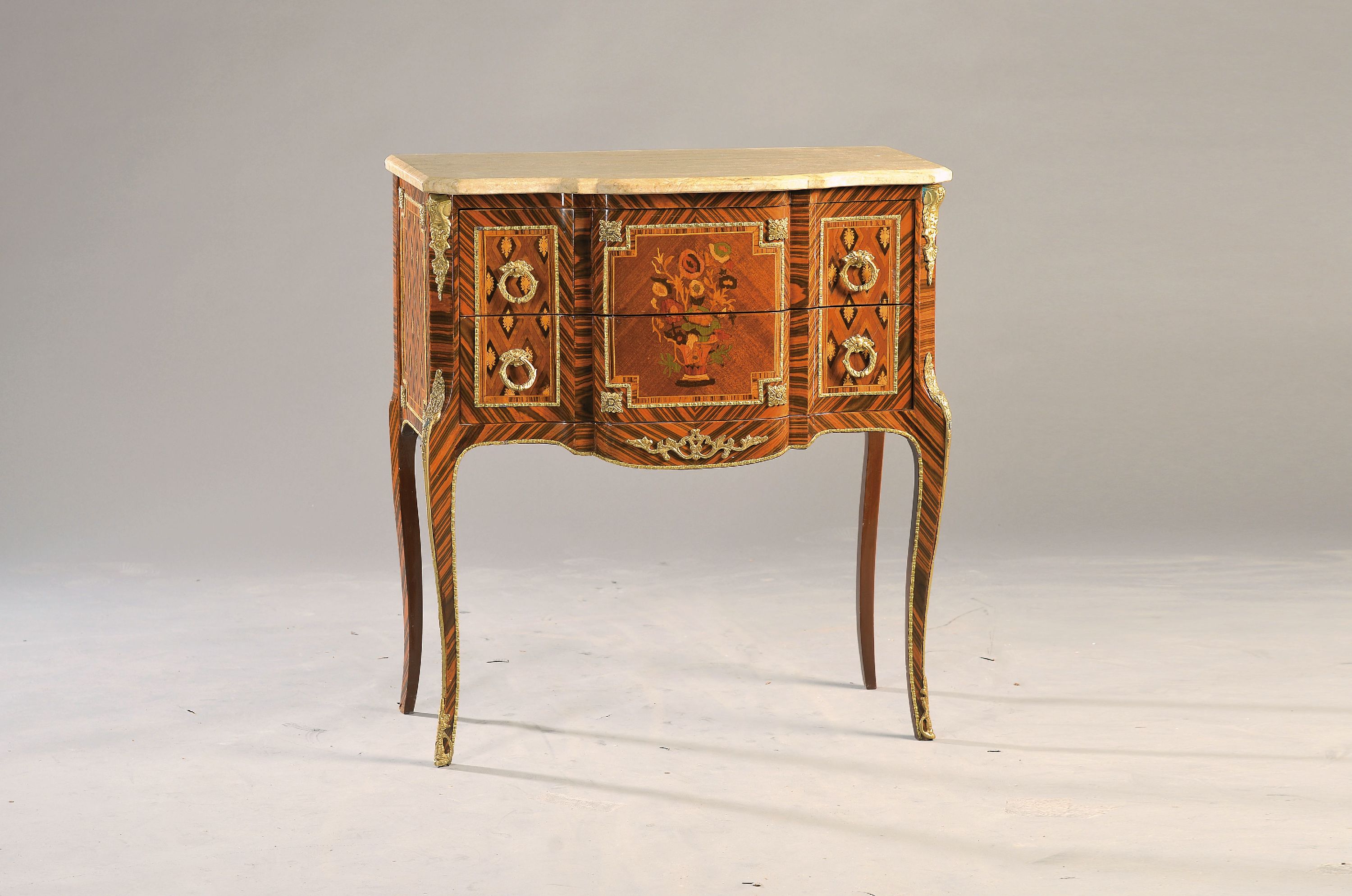 Image 27147061 - Kleine Kommode, Frankreich, im Stil Louis XV., reich intarsiert mit floralen Motiven und ...