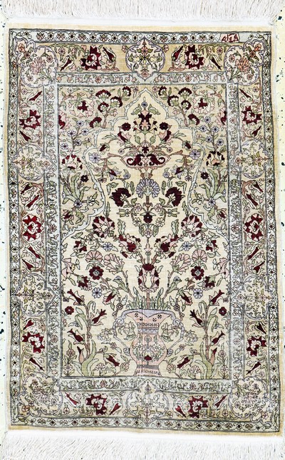 Image Hereke Seide fein signiert, Türkei, Mitte 20.Jhd, reine Naturseide, ca. 90 x 60 cm, ...
