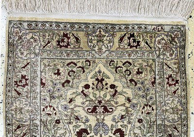 27147083a - Hereke Seide fein signiert, Türkei, Mitte 20.Jhd, reine Naturseide, ca. 90 x 60 cm, ...