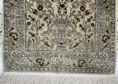 27147083b - Hereke Seide fein signiert, Türkei, Mitte 20.Jhd, reine Naturseide, ca. 90 x 60 cm, ...