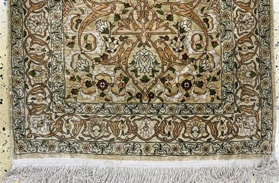 27147088a - Hereke Seide fein signiert, Türkei, Mitte 20.Jhd, reine Naturseide, ca. 93 x 62 cm, ...
