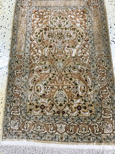 27147088d - Hereke Seide fein signiert, Türkei, Mitte 20.Jhd, reine Naturseide, ca. 93 x 62 cm, ...