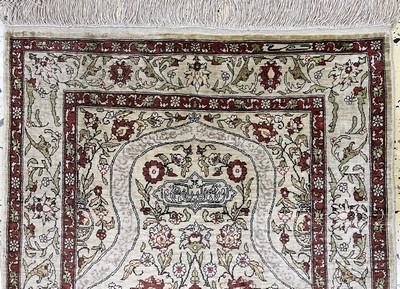 27147089a - Hereke Seide fein Türkei, signiert´Özipek´,Mitte 20.Jhd, reine Naturseide, ca. 92 x ...