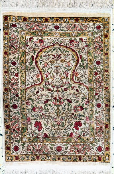 Image Hereke Seide fein signiert, Türkei, Mitte 20.Jhd, reine Naturseide, ca. 57 x 42 cm, ...