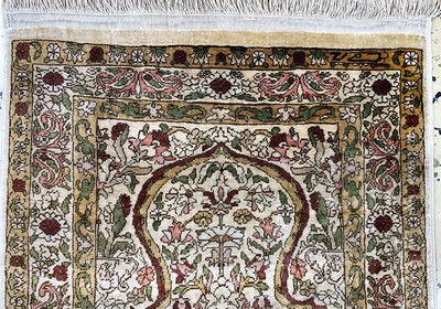 27147090a - Hereke Seide fein signiert, Türkei, Mitte 20.Jhd, reine Naturseide, ca. 57 x 42 cm, ...
