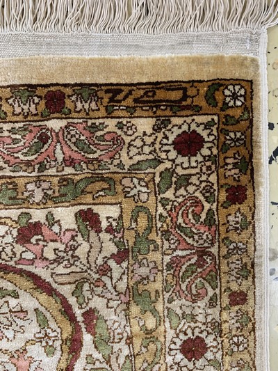 27147090d - Hereke Seide fein signiert, Türkei, Mitte 20.Jhd, reine Naturseide, ca. 57 x 42 cm, ...