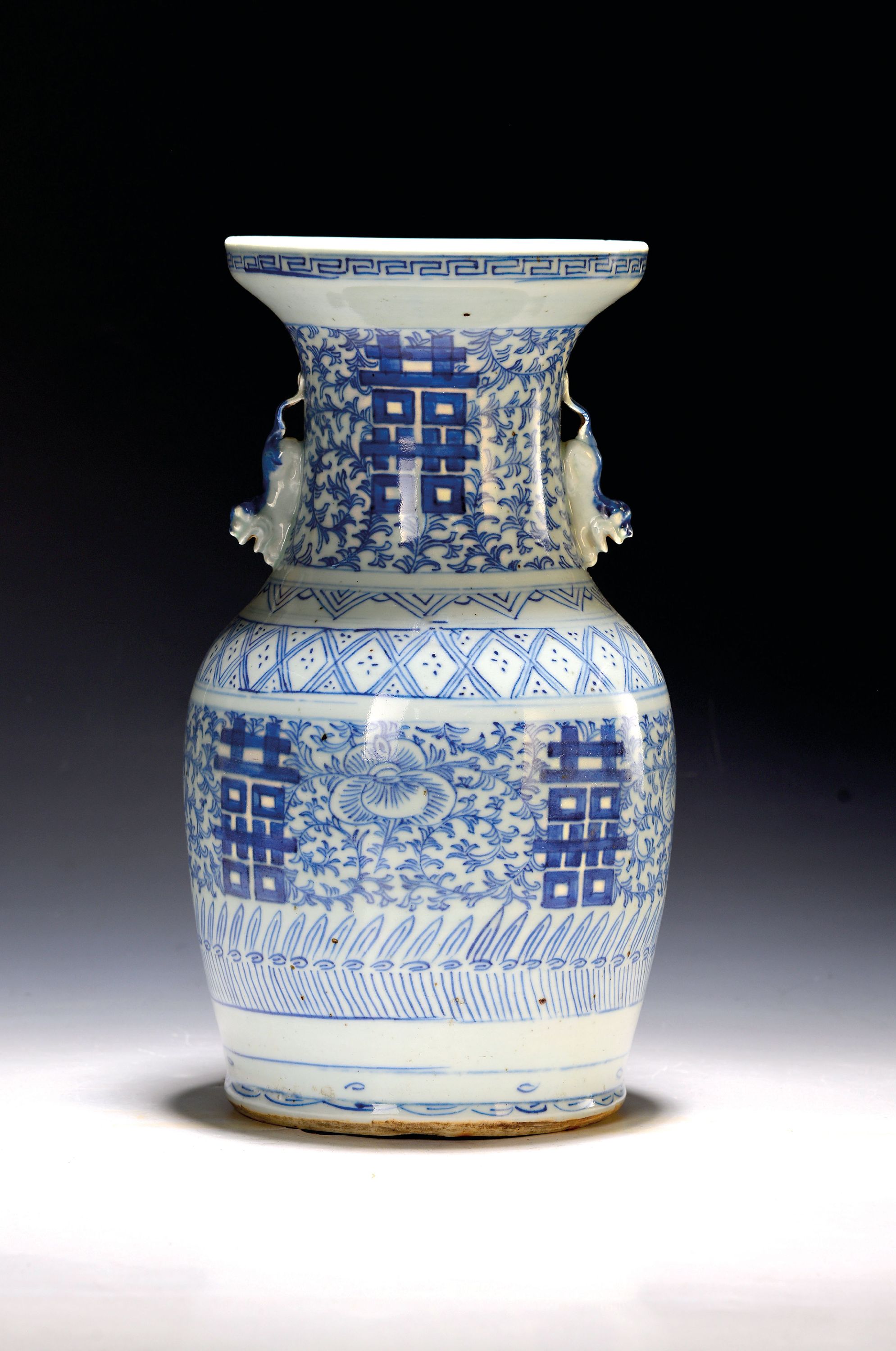 Image 27147100 - Vase, China, um 1860, Porzellan, Blaumalerei unter der Glasur von Symbolen für Glück ...