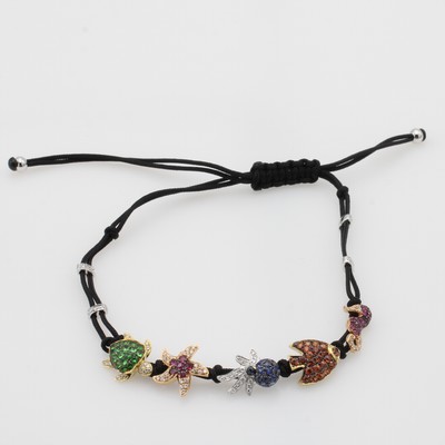 27147171a - Stoffarmband mit Farbsteinen und Brillanten, GG/WG/RG 750/000, diverse Farbsteine zus. ...