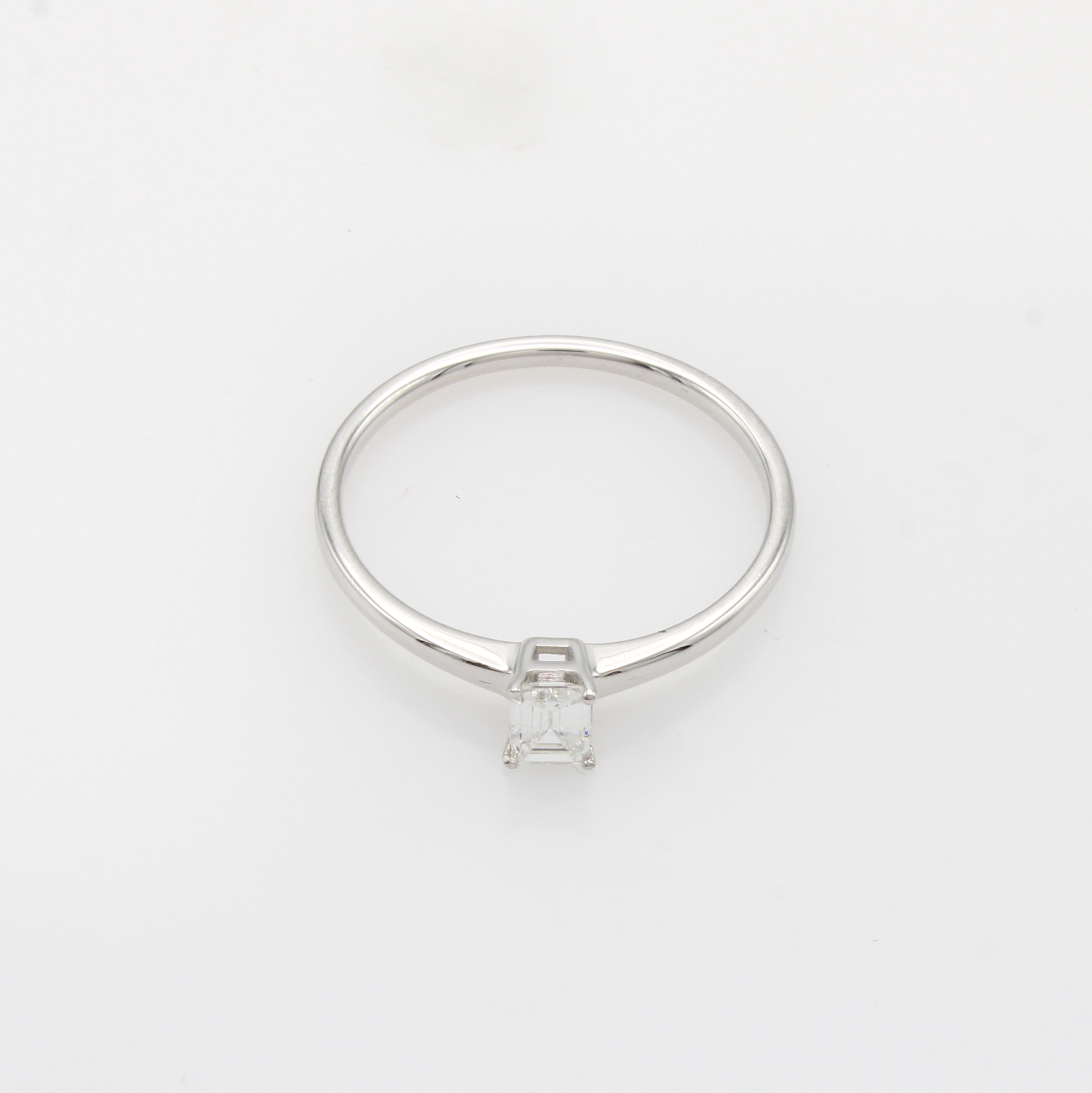 Image 27147316 - Ring mit Diamant, WG 585/000, Diam. im Emerald-Cut ca. 0.30 ct Weiß/lupenr., RW ca. 56 ...