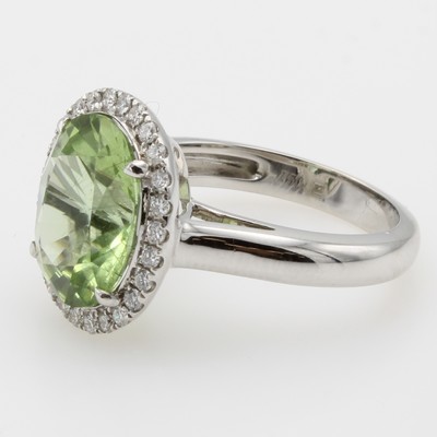 27147315a - Ring mit Peridot und Brillanten, WG 750/000,fac. Peridot ca. 5.86 ct, Brill. zus. ca. ...