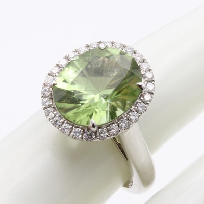 27147315b - Ring mit Peridot und Brillanten, WG 750/000,fac. Peridot ca. 5.86 ct, Brill. zus. ca. ...