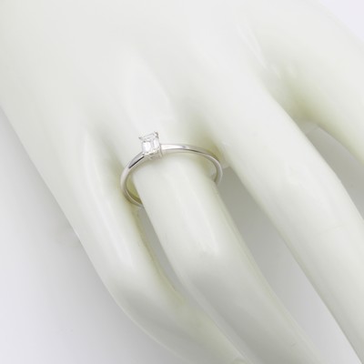 27147316a - Ring mit Diamant, WG 585/000, Diam. im Emerald-Cut ca. 0.30 ct Weiß/lupenr., RW ca. 56 ...