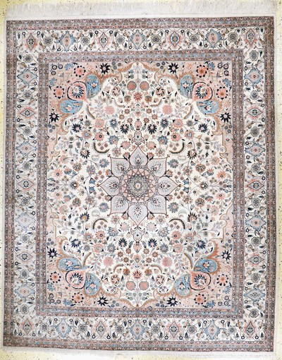 Image Isfahan fine, China, mid-20th century, corkwool on silk, approx. 306 x 246 cm, condition: ...