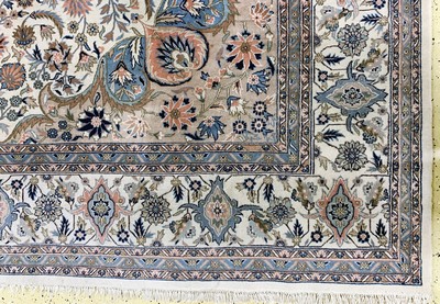 27147430a - Esfahan fein, China, Mitte 20.Jhd, Korkwolle auf Seide, ca. 306 x 246 cm, EHZ: 3 ...