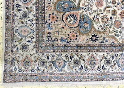 27147430b - Esfahan fein, China, Mitte 20.Jhd, Korkwolle auf Seide, ca. 306 x 246 cm, EHZ: 3 ...