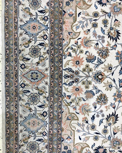 27147430c - Esfahan fein, China, Mitte 20.Jhd, Korkwolle auf Seide, ca. 306 x 246 cm, EHZ: 3 ...