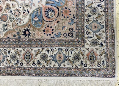 27147430g - Esfahan fein, China, Mitte 20.Jhd, Korkwolle auf Seide, ca. 306 x 246 cm, EHZ: 3 ...
