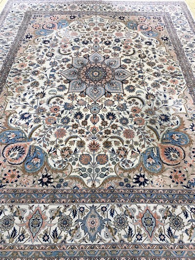27147430h - Esfahan fein, China, Mitte 20.Jhd, Korkwolle auf Seide, ca. 306 x 246 cm, EHZ: 3 ...