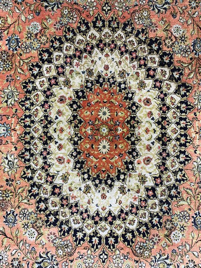 27147431d - Ghom Seide, Persien, Mitte 20.Jhd, reine Naturseide, ca. 335 x 212 cm, EHZ: 3 ...