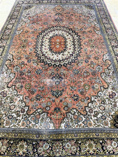 27147431h - Ghom Seide, Persien, Mitte 20.Jhd, reine Naturseide, ca. 335 x 212 cm, EHZ: 3 ...