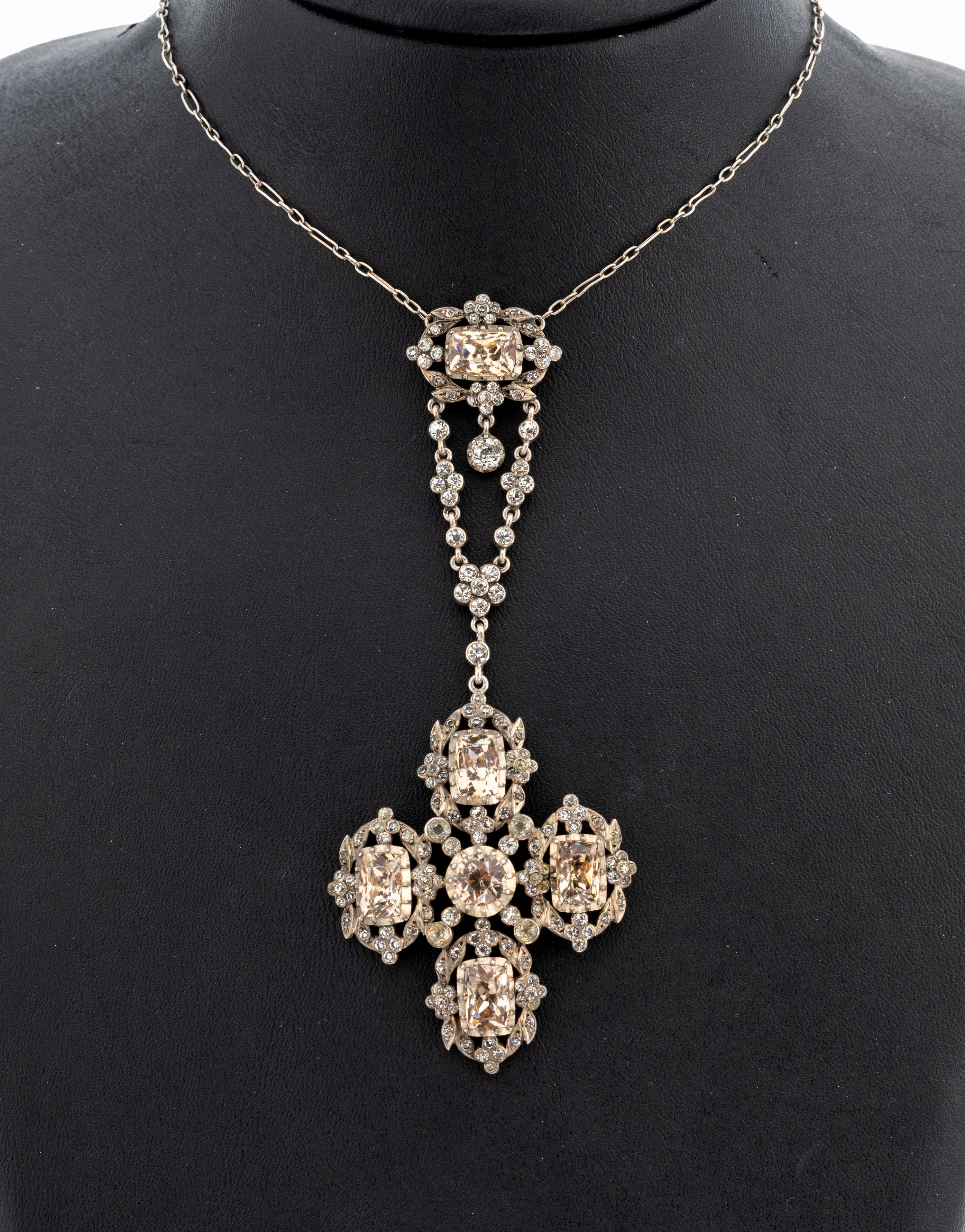 Image 27147886 - Collier, USA um 1920, Metall, Anhänger kreuzförm., champagnerfarb. und weiße ...