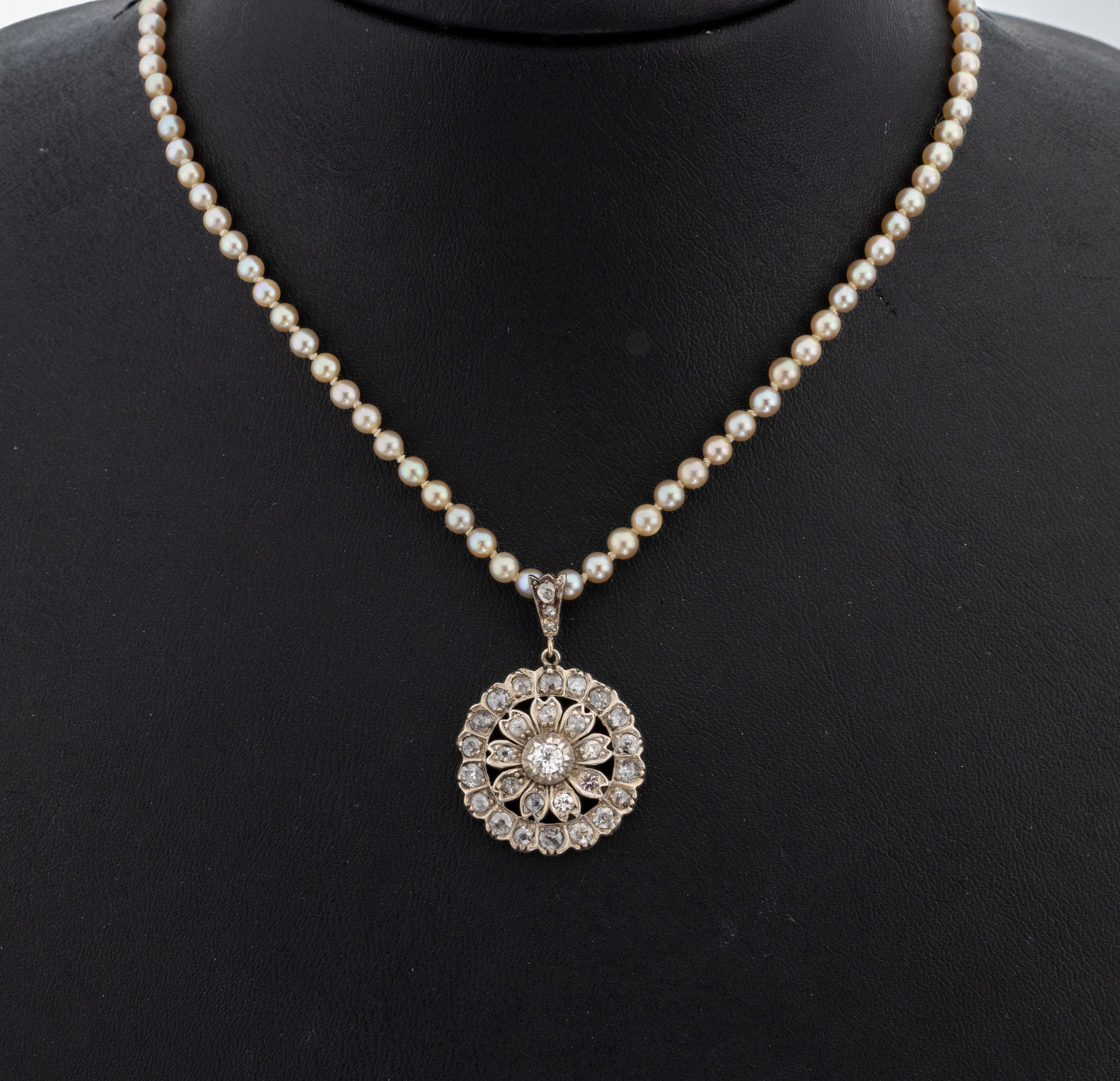 Image 27147887 - Pearl-necklace with diamond-pendant , pendant silver tested, approx. 1900, floral, 31 ...
