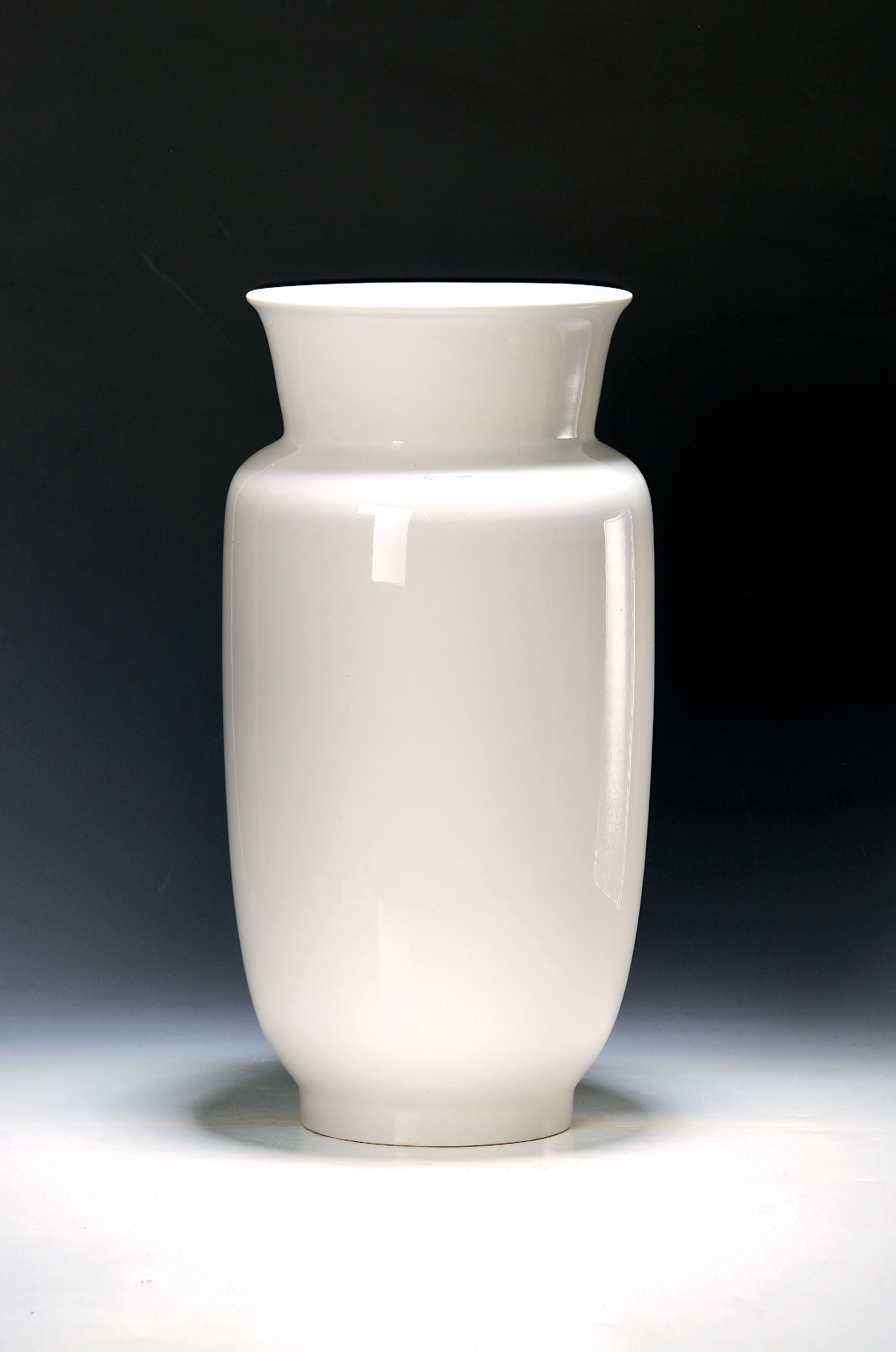 Image 27147899 - 50cm große Vase, KPM, Berlin, nach 1945, Weißporzellan, Bodenmarke, 2.Wahl, H. 50 cm