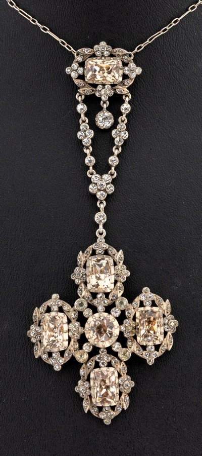 27147886a - Collier, USA um 1920, Metall, Anhänger kreuzförm., champagnerfarb. und weiße ...