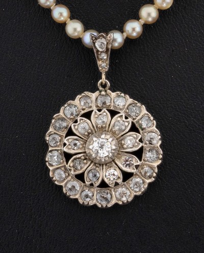 27147887a - Pearl-necklace with diamond-pendant , pendant silver tested, approx. 1900, floral, 31 ...