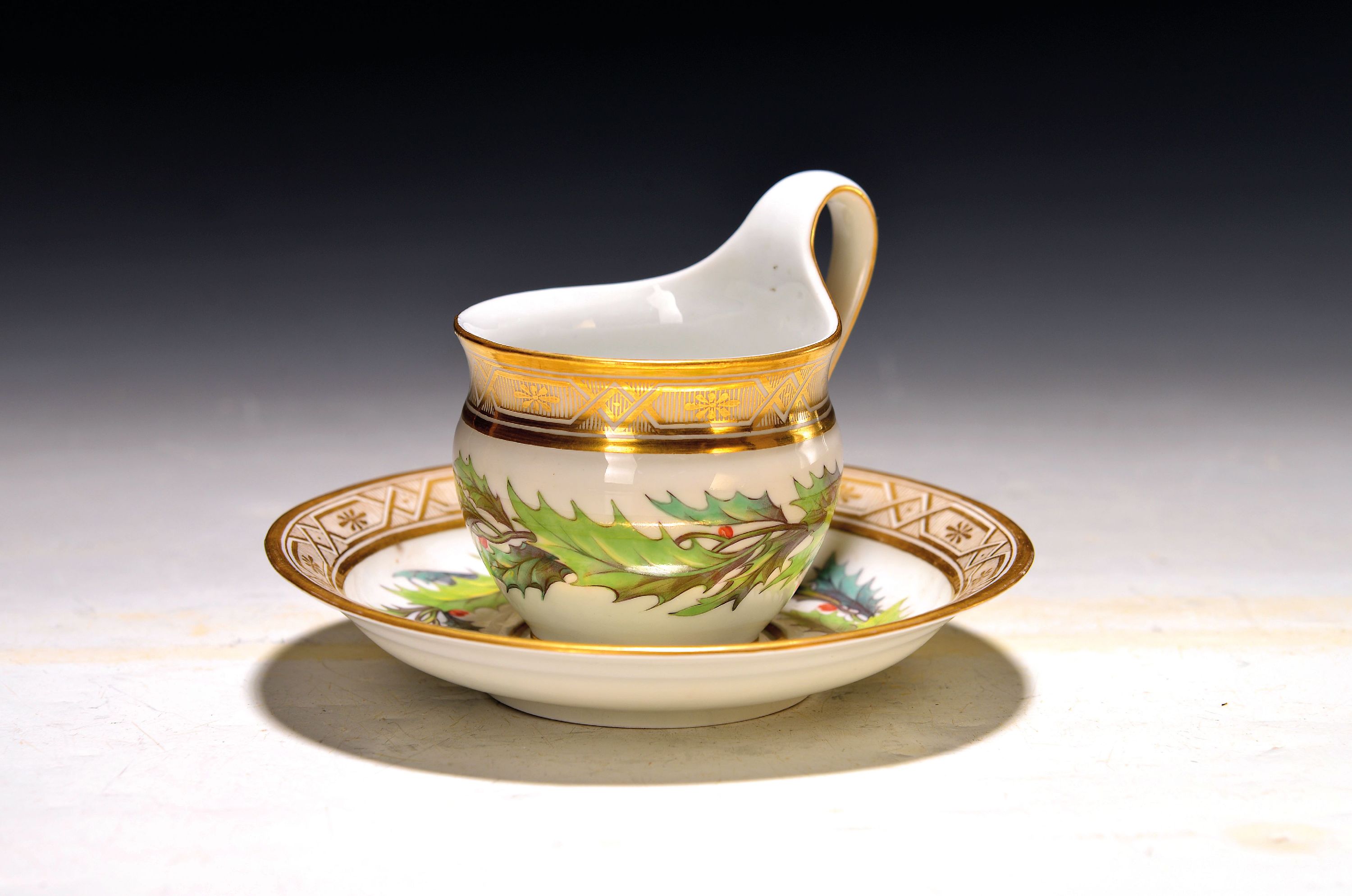 Image 27148114 - Tasse mit UT, KPM Berlin, um 1800, Porzellan, Stechpalmendekor, Goldkante, Alterssp.