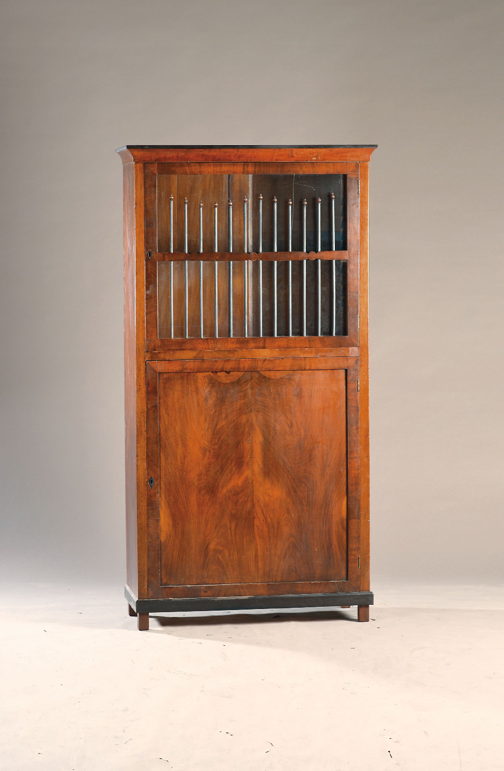 Image 27148120 - Biedermeier Vitrine, um 1830, Mahagonifurnier, zwei Türen, obere Tür verglast und ...