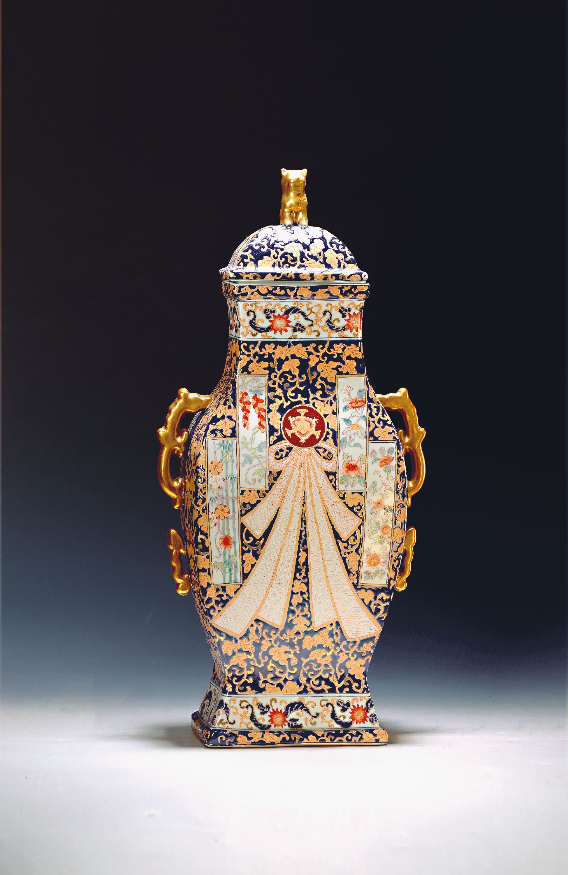Image 27148125 - Bodenvase mit Deckel, China, 20.Jh., Porzellan, farbig bemalt, flächiger Rankendekor in ...