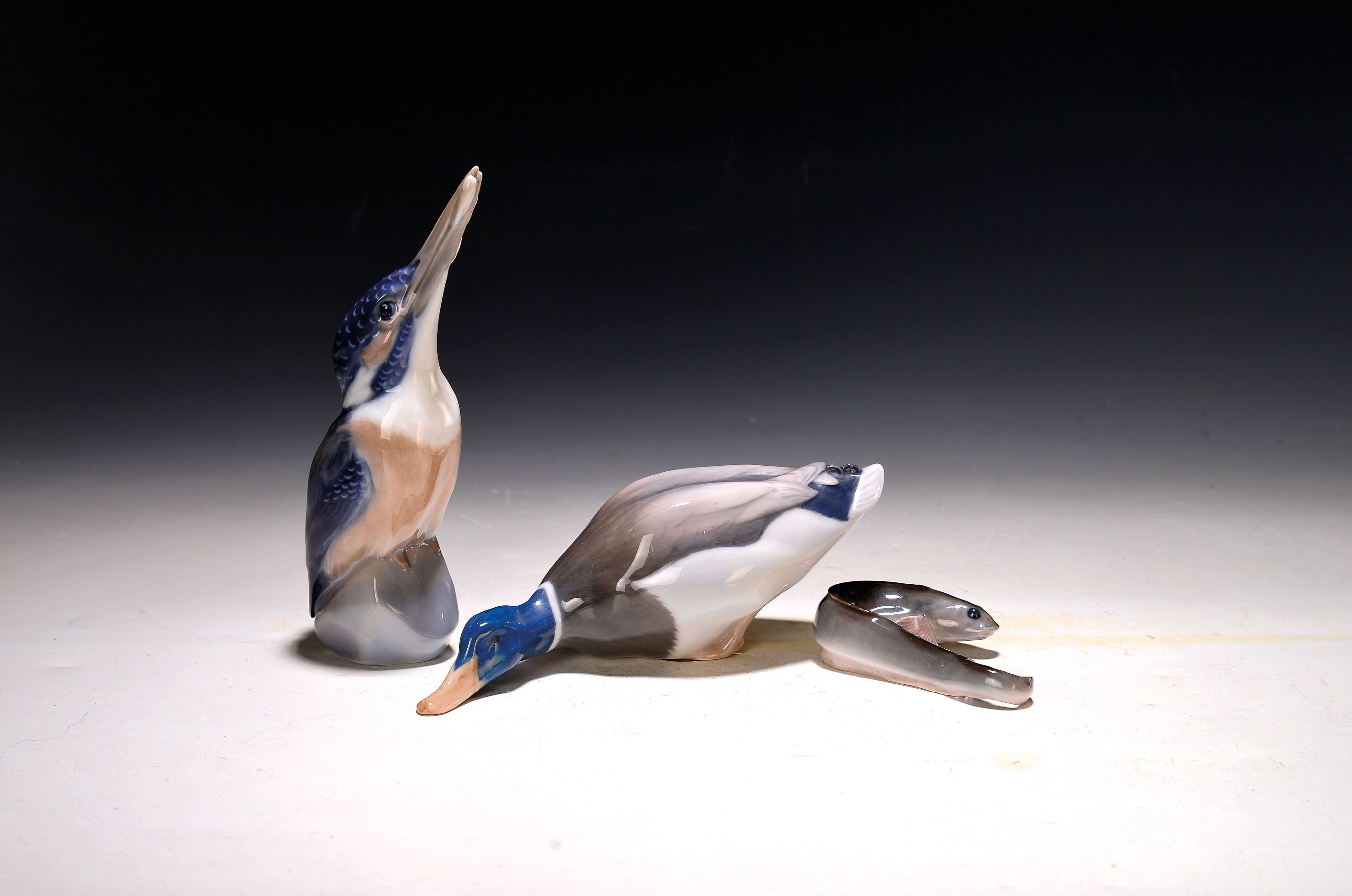 Image 27148128 - Drei Porzellanfiguren, Royal Copenhagen, 2.H.20.Jh., Eisvogel mit erbeutetem Fisch, ...