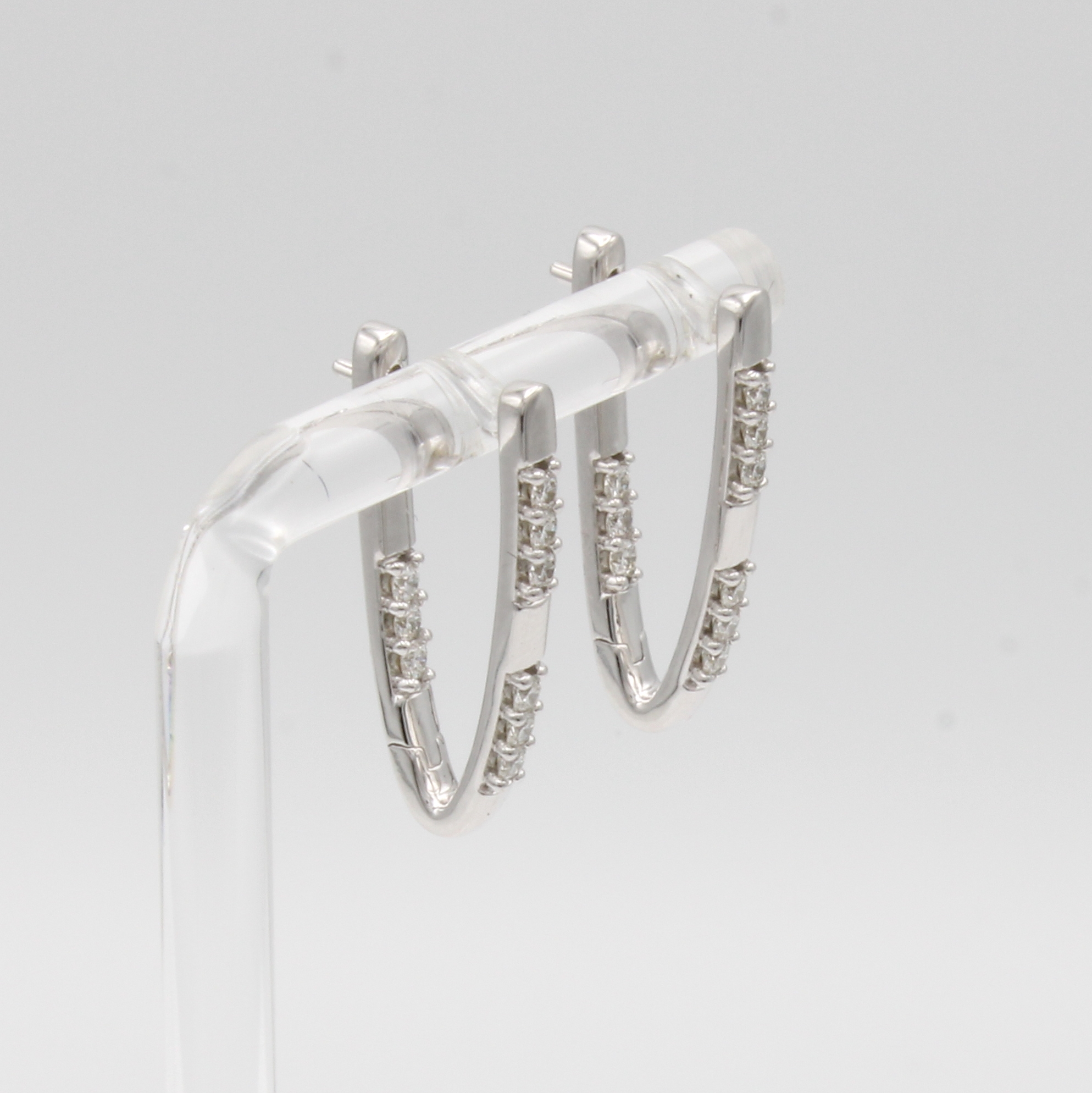 Image 27148147 - Paar Klappcreolen mit Brillanten, WG 585/000, anged. V-Form, z.T. auch innen bes. m. ...