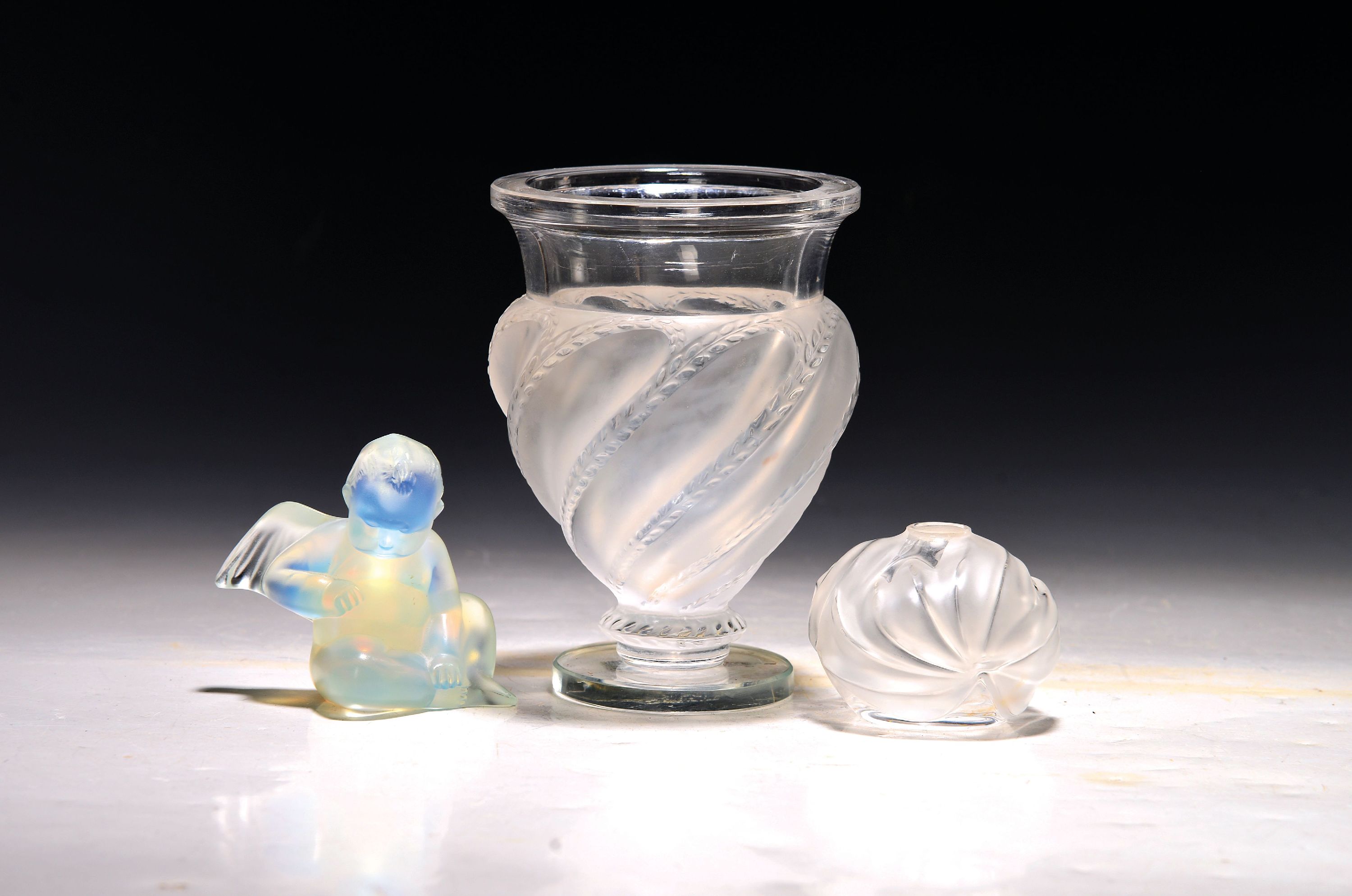 Image 27148196 - Drei Glasteile, Lalique France, Fußvase, gedrehter Dekor, mattiert, H. 14 cm, kleine ...