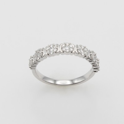 27148127a - Ring mit Brillanten, WG 585/000, Brill. in 7 kreisförm. Elemente gef. zus. ca. 0.50 ct ...