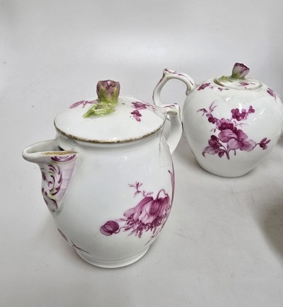 27148166a - Solitaire, KPM Berlin, 18.Jh., purpur- farbene Bemalung von deutschen Blumen in alter ...