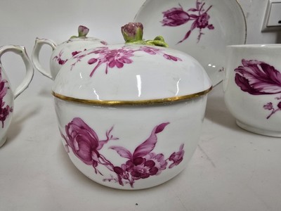 27148166b - Solitaire, KPM Berlin, 18.Jh., purpur- farbene Bemalung von deutschen Blumen in alter ...