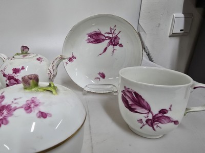 27148166c - Solitaire, KPM Berlin, 18.Jh., purpur- farbene Bemalung von deutschen Blumen in alter ...