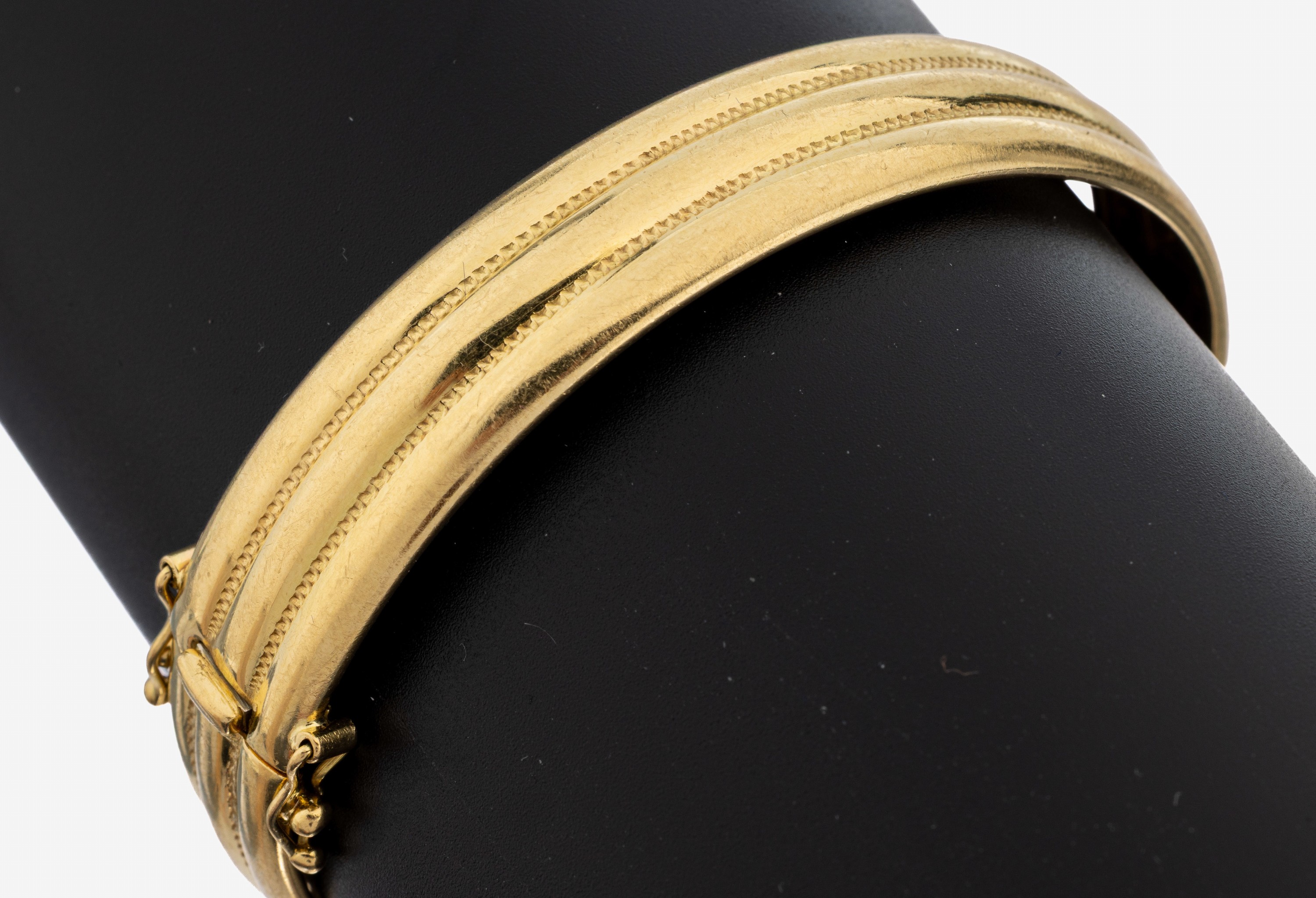Image 27148201 - 18 kt Gold Armreif, GG 750/000, Rillendekor, B. ca. 12 mm, ca. 6.2 x 5.8 cm, ...
