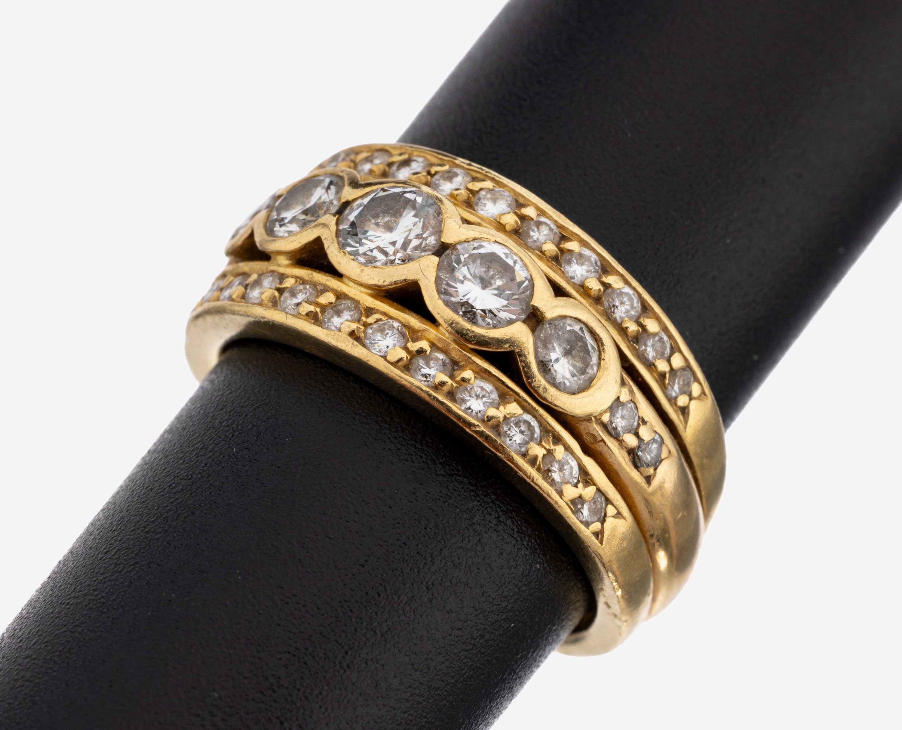 Image 27148203 - 18 kt gold brilliant-ring , YG 750/000, centered 5 brilliants total approx. 0.84 ct ...