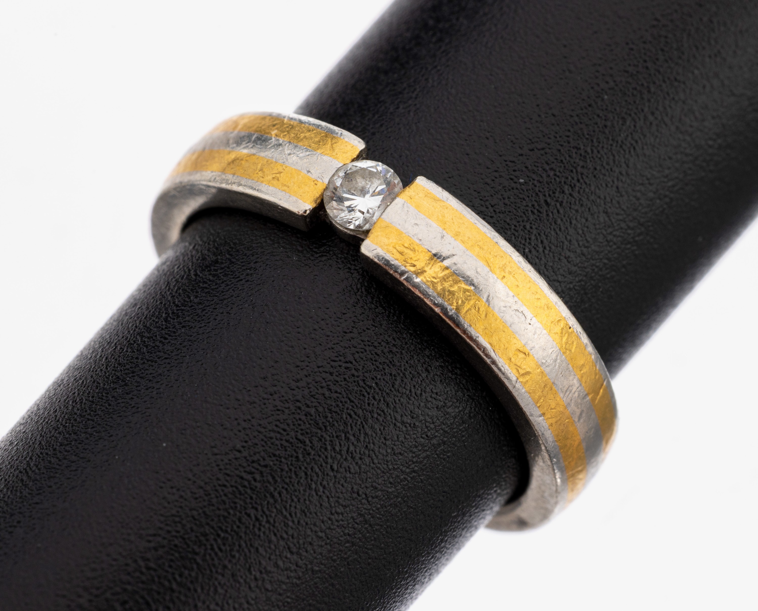 Image 27148205 - Platinum and 24 kt gold brilliant-ring , Pt 950/000 and YG 999/000, tension ring optic, ...
