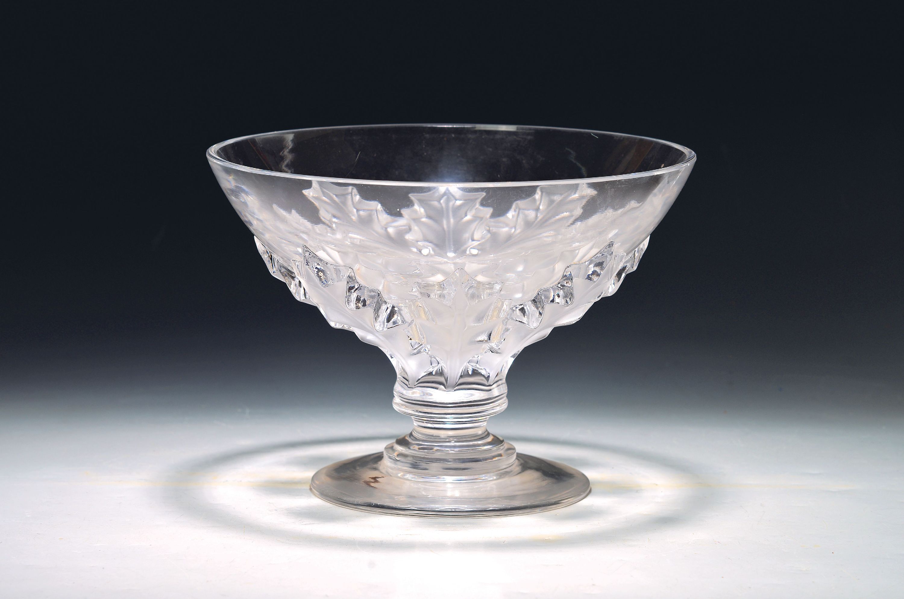Image 27148224 - Fußschale, Lalique France, 20. Jh., farbloses Formglas mit mattiertem Blätterdekor, H. ...