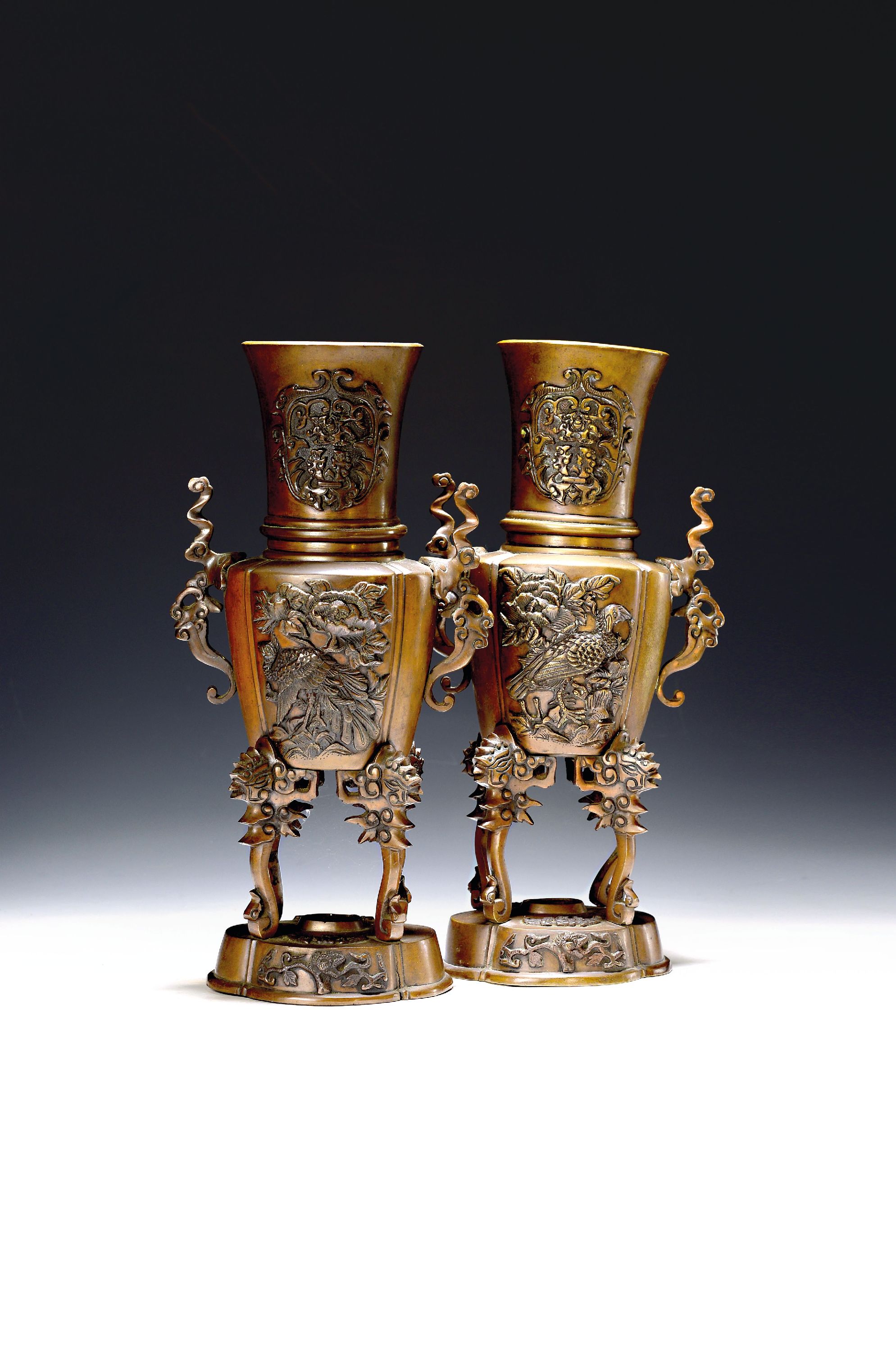 Image 27148227 - Zwei Koro, Japan, um 1900, Bronze, reliefiert mit Vögel, Blumen und Masken, H. je ca. ...