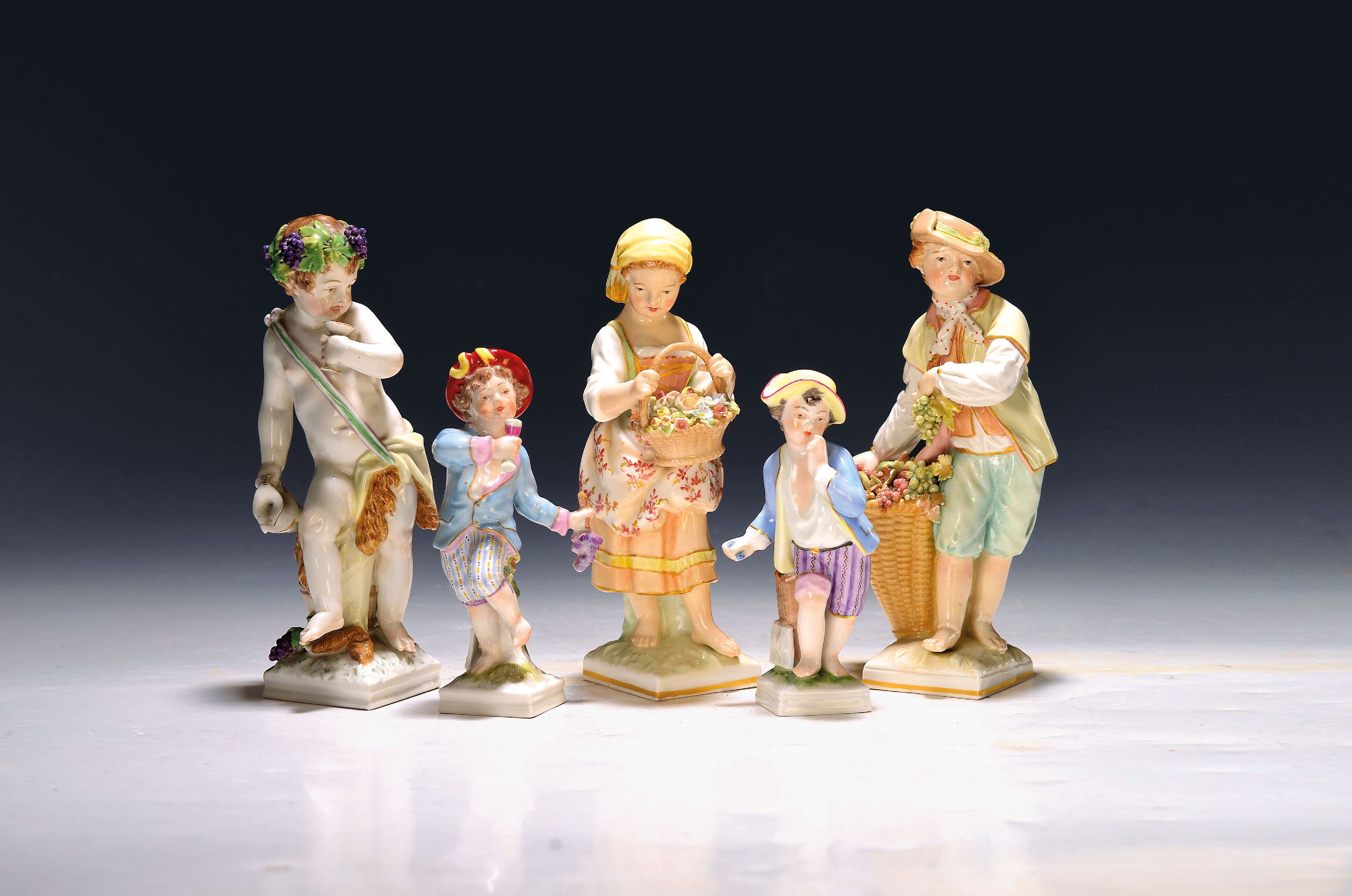 Image 27148230 - Fünf Porzellanfiguren, KPM Berlin, 20.Jh., Gärtner mit Trauben und Gärtnerin mit ...