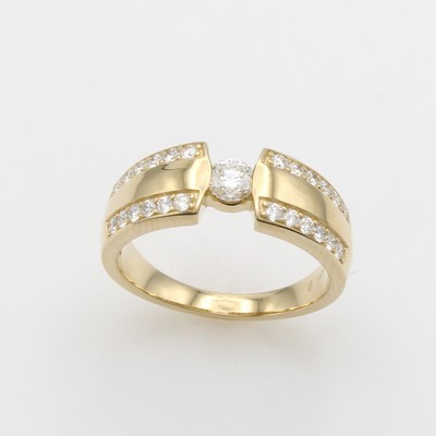 27148366a - Ring mit Brillanten, GG 585/000, Solitär u. Besatzbrill. in Ringschultern zus. ca. 0.75 ...