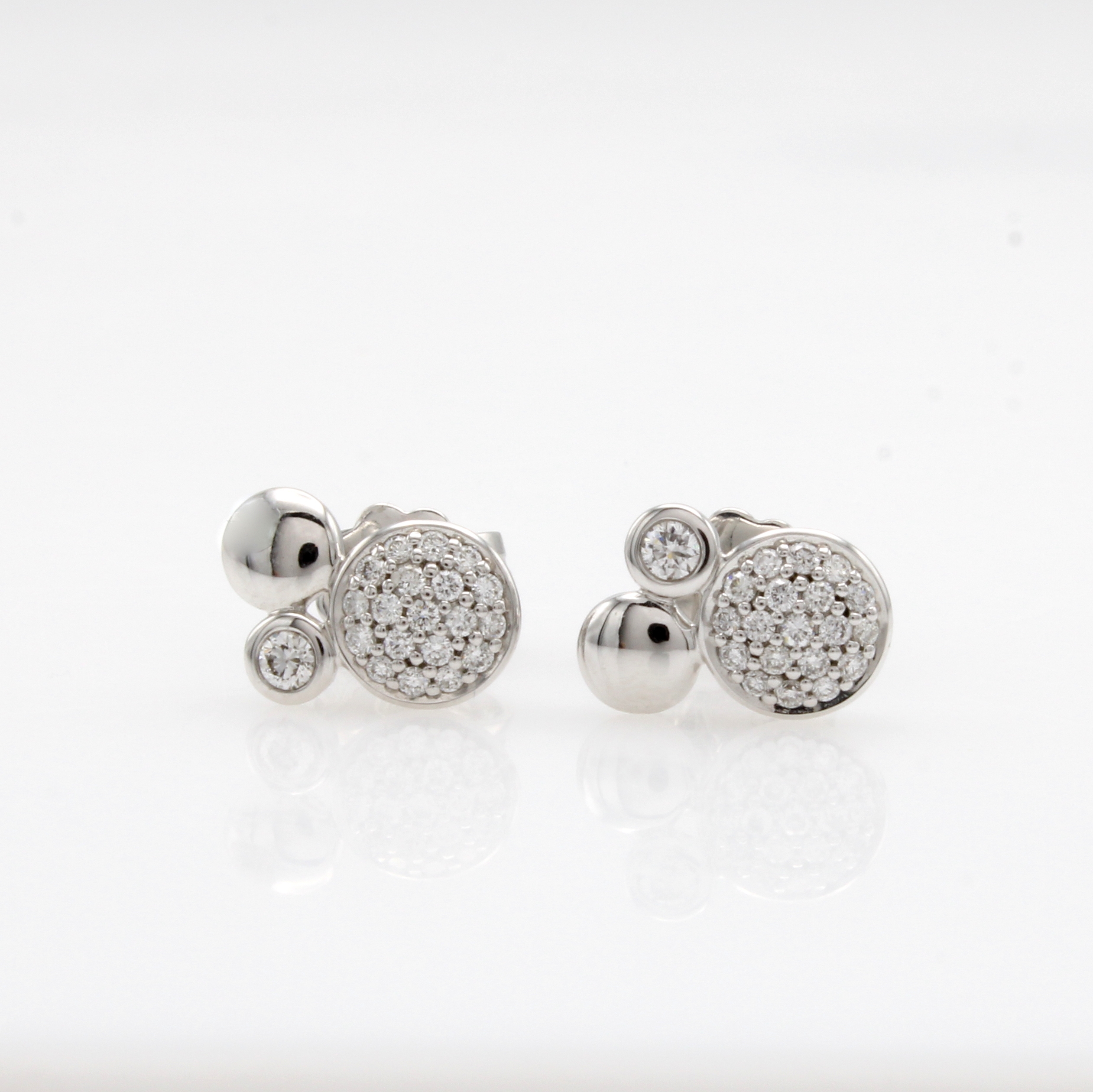 Image 27148440 - Paar Ohrstecker mit Brillanten, WG 750/000, runde Elemente, 40 Brill. zus. ca. 0.32 ct ...