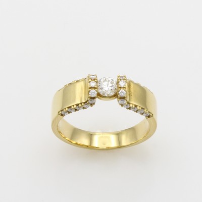 27148824a - Ring mit Brillanten, GG 750/000, Solitär u. Besatzbrill. (z.T. seitl. gef.) zus. ca. ...