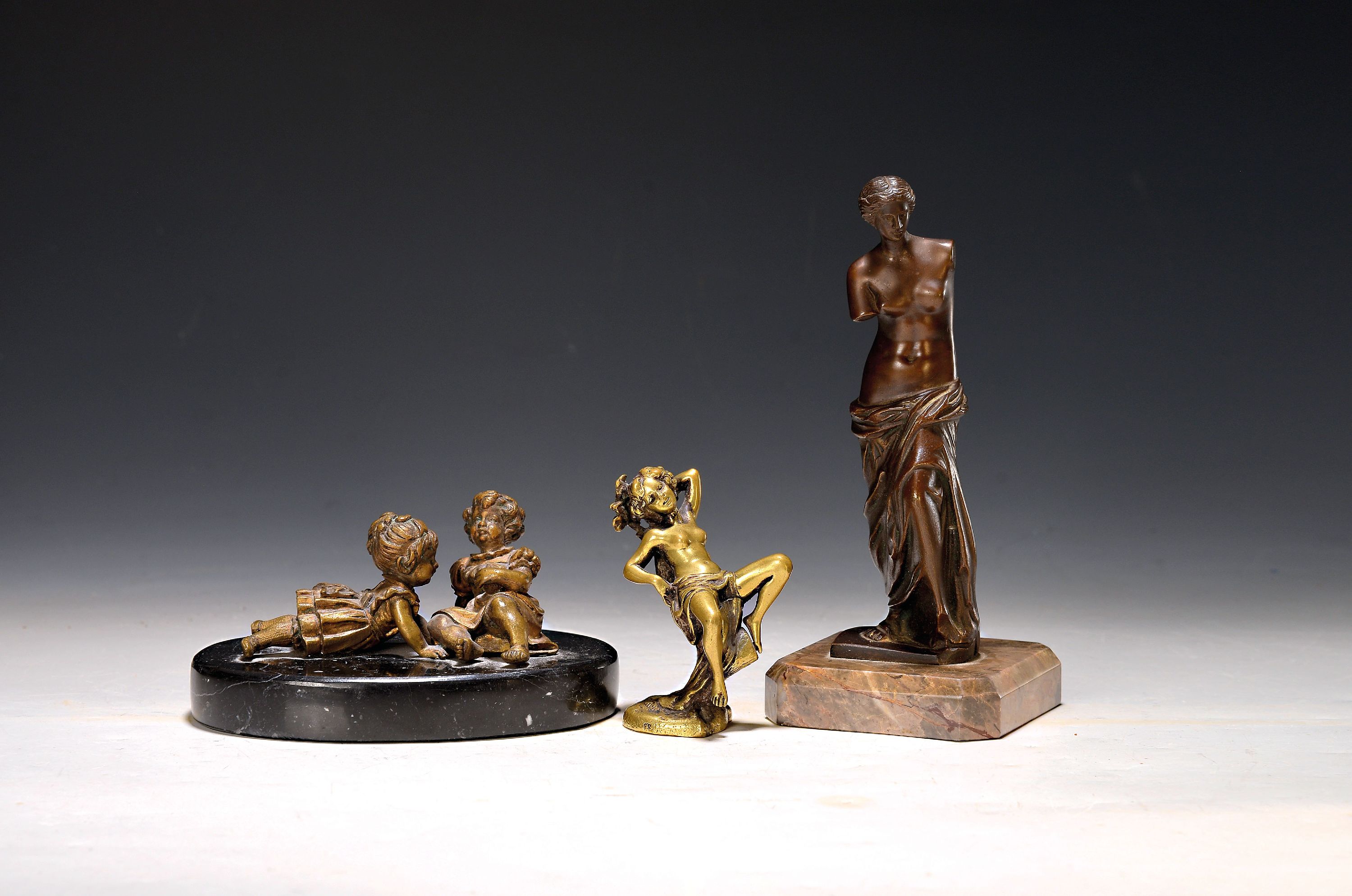 Image 27148921 - Drei Bronzefigurinen, 2x Wien, 20.Jh., Bronze, Wiener Bronze: weiblicher Akt auf ...